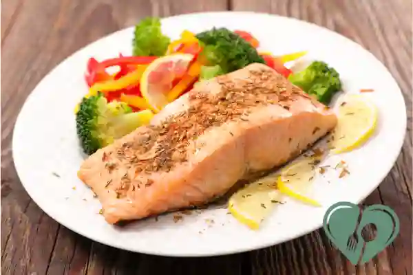Grilled salmon fillet served with steamed broccoli, bell peppers, and lemon slices — a protein-rich meal for diabetics