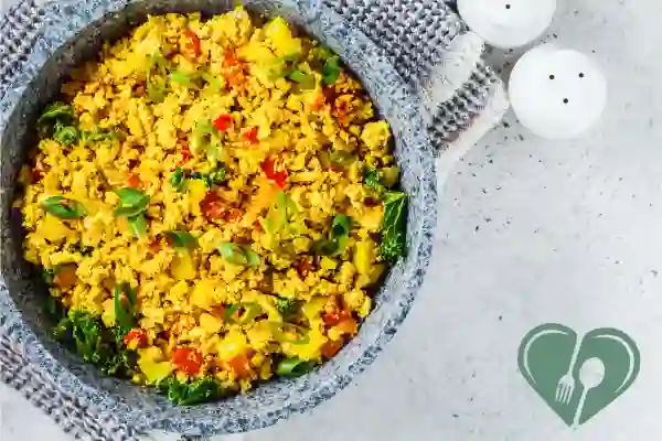 Vegan tofu scramble with bell peppers, kale, and spices in a stone bowl – diabetic-friendly breakfast