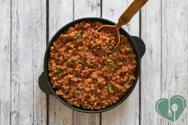 A skillet of stewed lentils and tomatoes with herbs — diabetic-friendly dinner option.