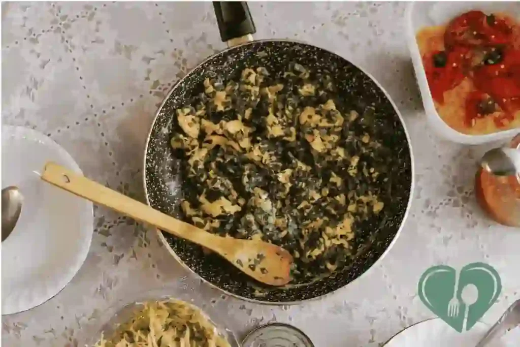 Scrambled eggs with spinach cooked in a nonstick pan — a fast, diabetic-friendly breakfast.