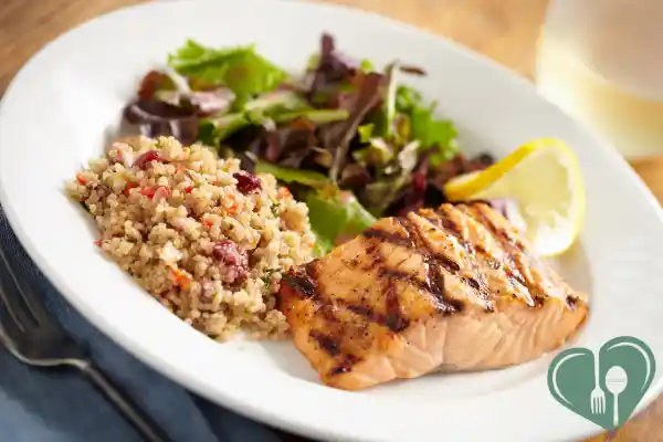Grilled salmon with quinoa and leafy greens – a balanced diabetic-friendly lunch plate