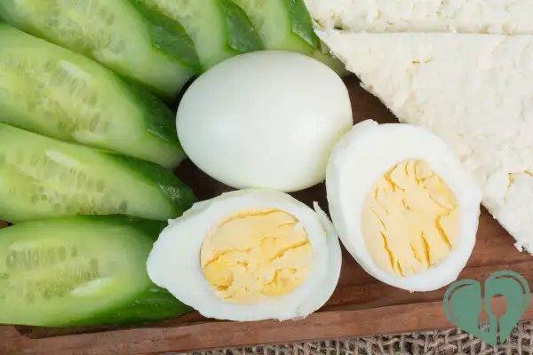 Boiled eggs with cucumber slices and cheese – a simple high-protein diabetic-friendly snack box.