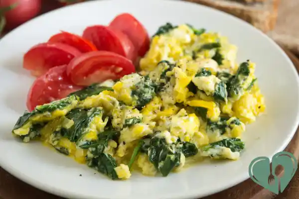 Scrambled eggs with spinach and fresh tomato slices — a quick diabetic-friendly breakfast or lunch